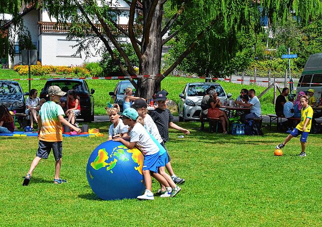 Auf der Weiherwiese gegenüber der Jakob-Gretser-Grundschule finden die Ferienspiele des städtischen Jugendreferats statt.