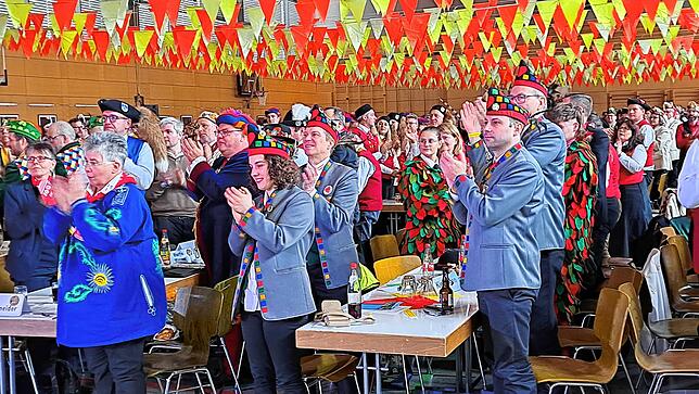 Auch die 750 Mitglieder der Narrenzünfte die dem Dachverband Vereinigung schwäbisch alemannischer Narrenzünfte angehören, zollten Wehrle ...