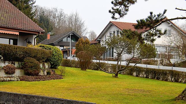 Die Grundsteuer B wird von Hausbesitzern und Wohnungseigentümern erhoben. Für Häuslebesitzer mit großem Grundstück verteuert sich die ...