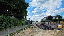 Auf der Baustelle neben dem Hesse-Haus in Gaienhofen (rechts) wird weitergearbeitet. Hier soll ein Mehrfamilienhaus entstehen.