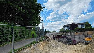 Auf der Baustelle neben dem Hesse-Haus in Gaienhofen (rechts) wird weitergearbeitet. Hier soll ein Mehrfamilienhaus entstehen.