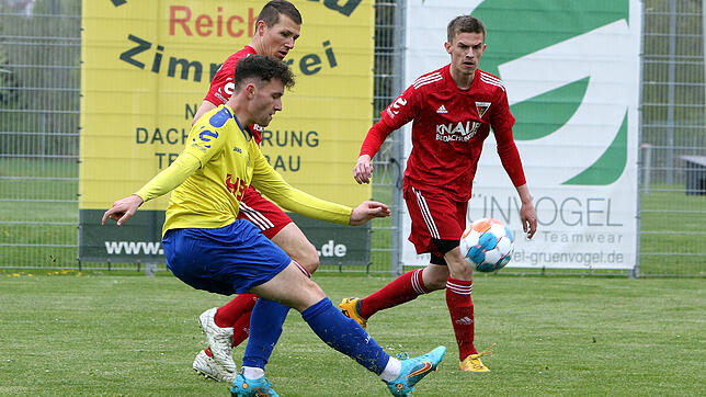 Viele verpasste Torchancen prägten das Spiel der SpVgg F.A.L. (Timo Senn, in Gelb) gegen den FC Überlingen (Michael Förtsch, Jannik ...