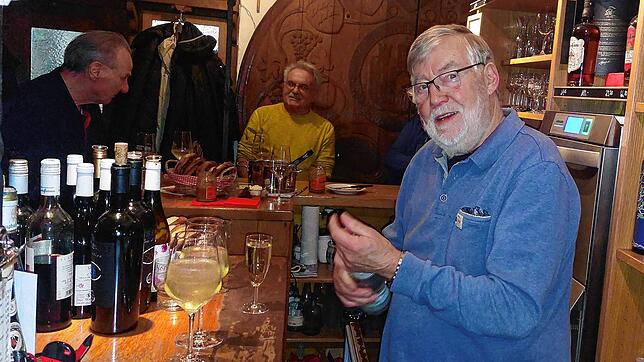 Manfred Baumann wie ihn unzählige Menschen in Konstanz kennen und schätzen gelernt haben: Hinter dem Tresen im Weinkeller in der ...