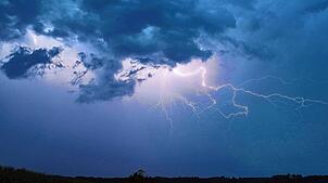 Ein schweres Unwetter hat im Kanton Aargau für Überschwemmungen und überflutete Keller gesorgt. Ein Gebäude wurde von einem Blitz getroffen.