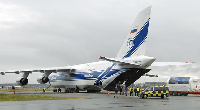 Auf dem Bild von 2007 hat die An-124 in Friedrichshafen die hintere Ladebucht geöffnet, um einen Satelliten in einem Container ...