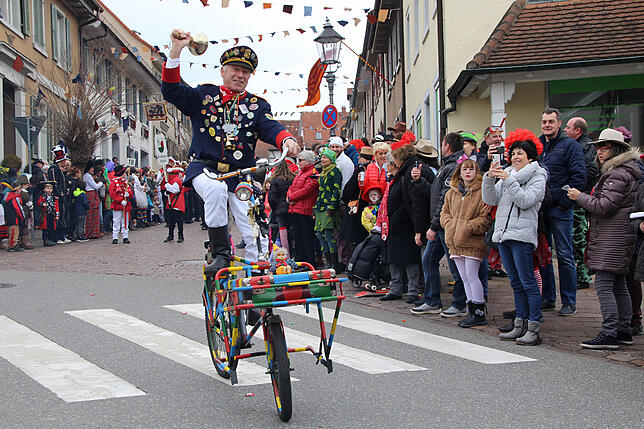 Hochradfahrer Werner Braunwarth verabschiedet sich nach dieser Fasnet in den verdienten Narren-Ruhestand. Vor elf Jahren erwies er ...