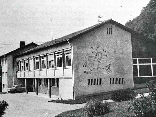 Die 1956 erbaute Schule in Untereggingen mit angebautem Wohnhaus im Hintergrund wurde bis Juli 1994 genutzt, seither besuchen alle ...