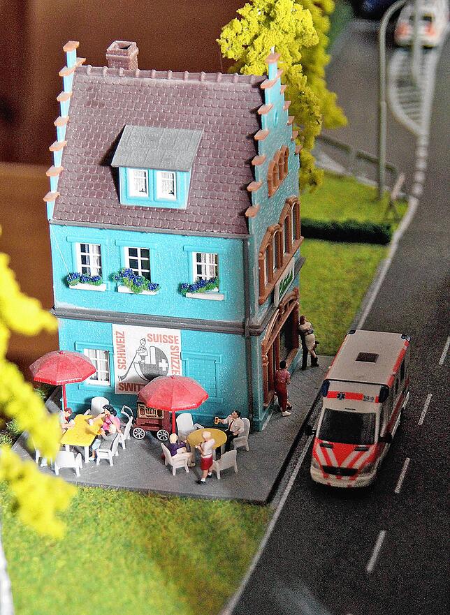 Das Schweiz-Modul ist zweistöckig aufgebaut und von der Wohnung sowie vom Balkonfenster aus einsehbar. Hier ist ein Haus im oberen Teil ...
