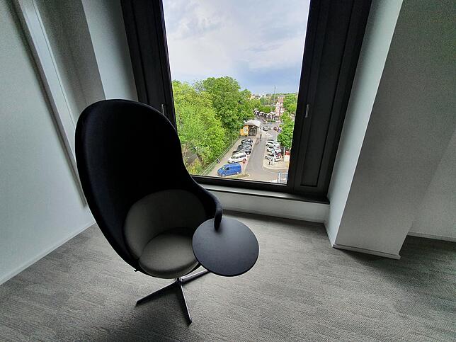 Lange Fenster fast vom Boden bis zur Decke sind hier ein Gestaltungselement. Die Umgebung ist von jedem Raum aus erlebbar. So wie hier ...