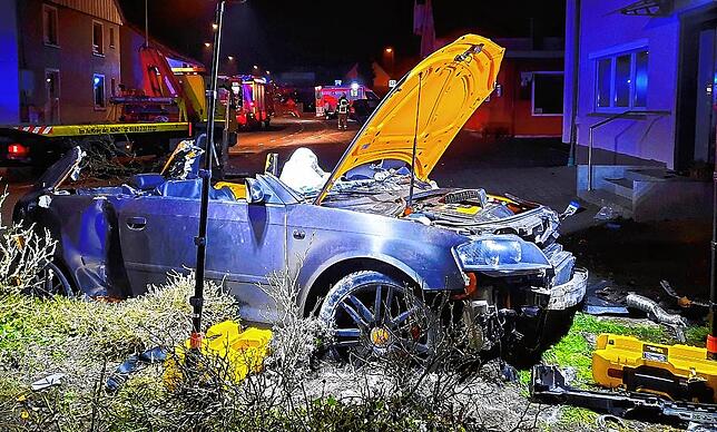 Um die Jugendlichen aus dem Audi zu befreien, entfernte die Feuerwehr zunächst die Fahrertür und dann das gesamte Dach des Wagens.