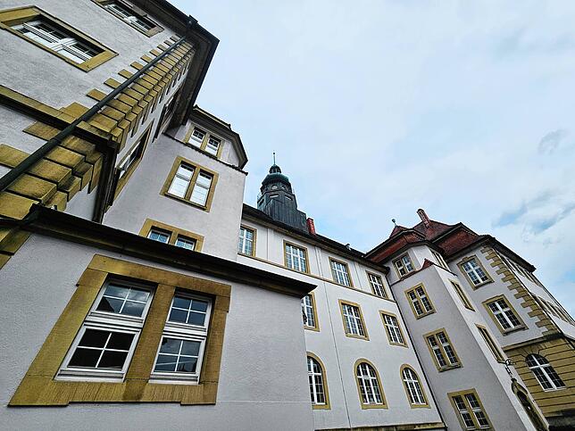 Vor allem am Dach und an der Fassade gibt es einige Schäden.