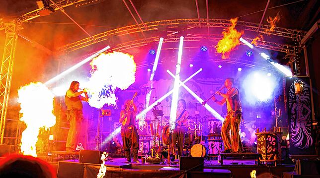 Die fünf Musiker und ihre Tänzerinnen von Koenix bieten eine Show mit jeder Menge Feuer und rockiger Mittelaltermusik. Foto: Koenix