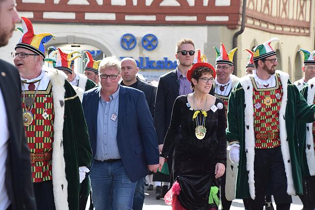 Bild 21: Bilder von AKK bei der Brauchtumsvorführung und gemeinsam mit Bürgern, die Geschenke hatten