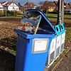 Die Gemeinde Allensbach hat in den Uferanlagen blaue Tonnen für Verpackungsmüll von Essen zum Mitnehmen aufgestellt, weil viele Leute ...