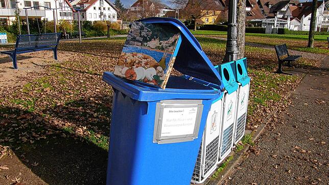 Die Gemeinde Allensbach hat in den Uferanlagen blaue Tonnen für Verpackungsmüll von Essen zum Mitnehmen aufgestellt, weil viele Leute ...