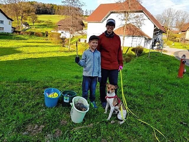 Martina Welte und Sohn Janis nahmen mit ihrem Hund an der Dorfputzete in Oberalpfen teil.