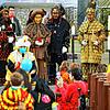 Vorne wuselt der Narresome: Höllteufel und Schnitzwiib stehen am Altar während des Familiengottesdienstes.
