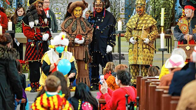 Vorne wuselt der Narresome: Höllteufel und Schnitzwiib stehen am Altar während des Familiengottesdienstes.