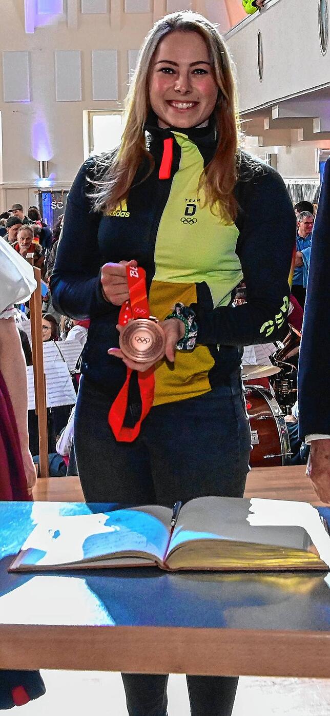 Noch kann Daniela Maier die Bronzemedaille in ihren Händen halten. Derzeit bangt sie, ob sie die ihr nachträglich zugesprochene Medaille ...