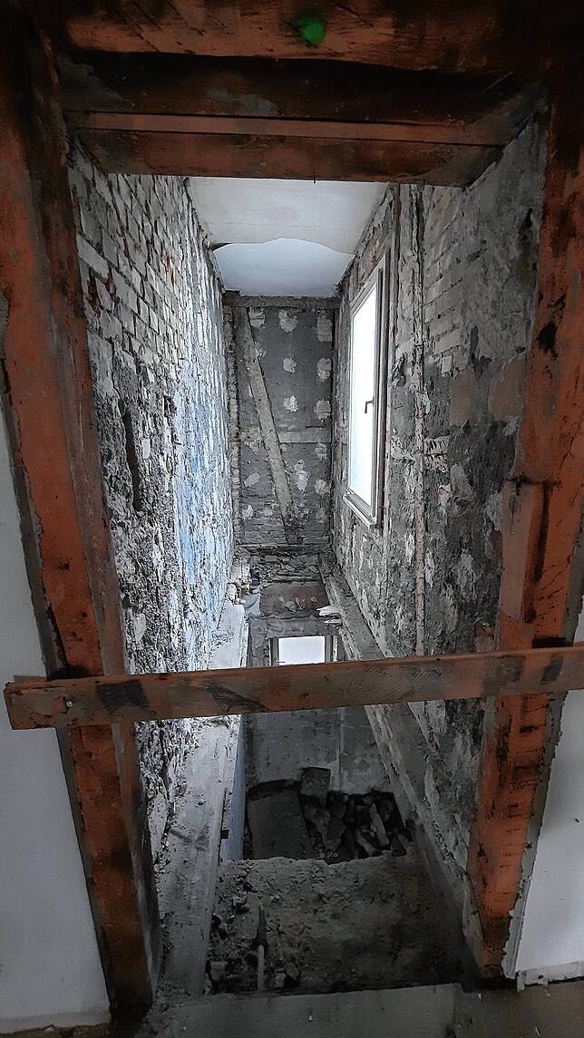 Eine ehemalige Toilette im ersten Obergeschoss, der momentan komplett der Boden ins Erdgeschloss fehlt.