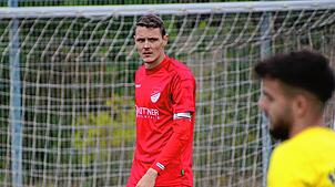 Kapitän Adrian Scholemann (rotes Trikot) traf zum 2:3 für den FC Pfaffenweiler.