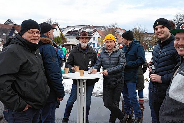 Bild 14: In Marbach fliegen die Weihnachtsbäume durch die Luft