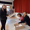 Jana Würthner, 22 Jahre, gibt bereits morgens am 23. Februar ihre Stimme bei der Bundestagswahl ab. Als Wahlhelfer sorgen Bettina ...