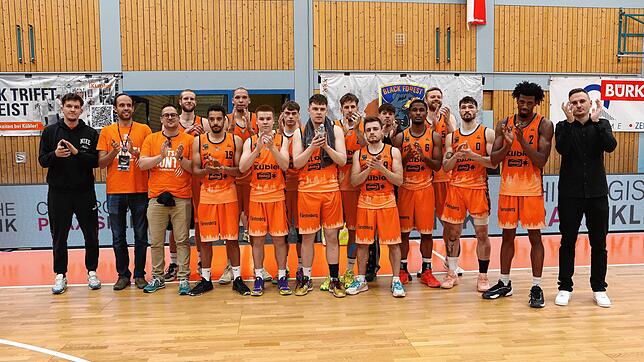 Applaus für die Fans: Die Schwenninger Basketballer nach dem Saison-Aus.