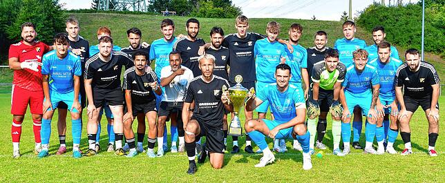 Objekt der Begierde: Vor dem Anpfiff hatten die Kapitäne Abdel-Amin Bouhouch (vorn, links) vom SV 08 Laufenburg und Pascal Störk vom SV ...
