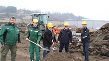 Peter und Marc Weber hatten es beim gestrigen Spatenstich mit Bürgermeister Jochen Spieß, Ortsbaumeister Klaus Hipp und Planer Florian ...