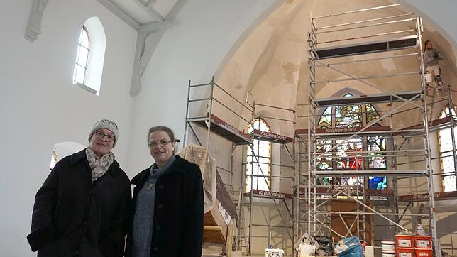 Erika Sondermann (links, Vorsitzende des Kirchengemeinderats der evangelischen Kirchengemeinde Tiengen) und Pfarrerin Susanne Illgner in ...