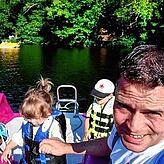 Daniel Neudecker und seine Familie entdecken auf einer Bootstour Quallen im Bergsee.