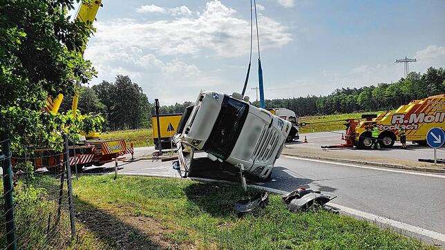 Ein Lastwagen ist am Montagmorgen auf der Abfahrt zur B&nbsp;34 nach Steißlingen auf die Seite gekippt. Er hatte 29 Tonnen Stahlrollen ...