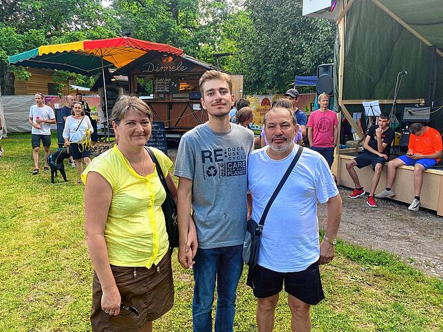 Irina (links) und Domenico Marincolo (rechts) besuchen das Festival wegen einem Auftritt ihres Sohnes Natale (Mitte), der in der ...