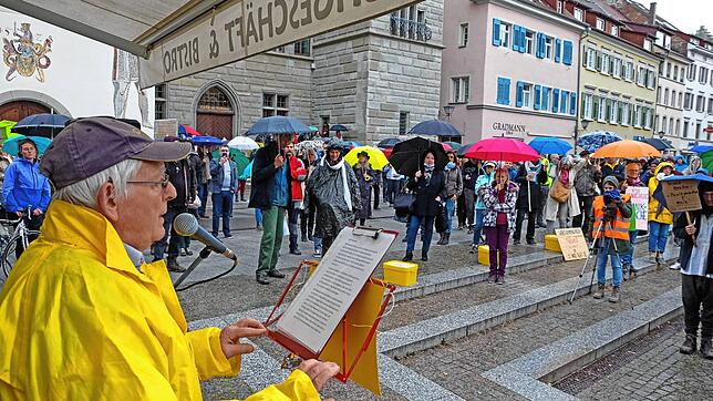 Versammlungsleiter Udo Daecke aus Owingen konnte gut 400 Teilnehmer auf der Hofstatt begrüßen. Eine zweite Demonstration, ebenfalls von ...
