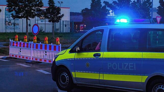 Der Obi-Kreisel war am Freitagabend erneut gesperrt, um den Auftritt der Tuningszene in Singen auszubremsen.