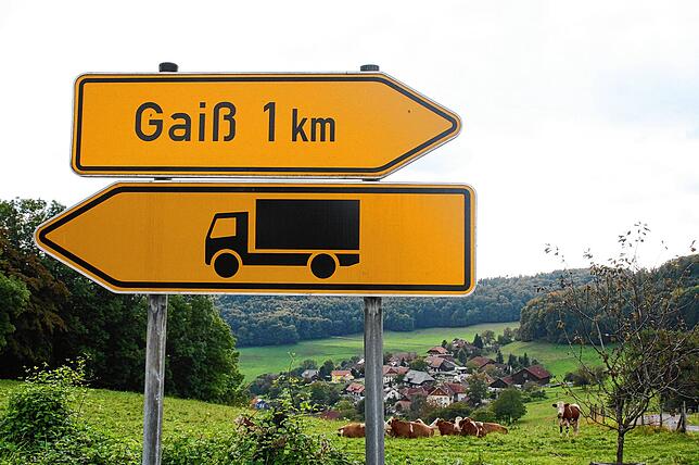 Die obere Zufahrt von der B 500 hinunter nach Gaiß ist für Lastwagen gesperrt, weil sie zu steil und zu eng ist. Aber auch die untere ...