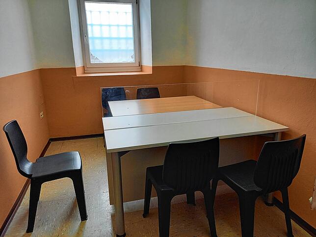 Der Besuchsraum der JVA: Während die Gefangenen mit ihren Familienangehörigen sprechen, passt ein Justizvollzugsbeamter auf, dass keine ...