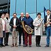 Sie freuen sich jetzt schon auf das Treffen junger Blasmusiker 2027 in Donaueschingen (von links): Oberbürgermeister Erik Pauly, Kerstin ...