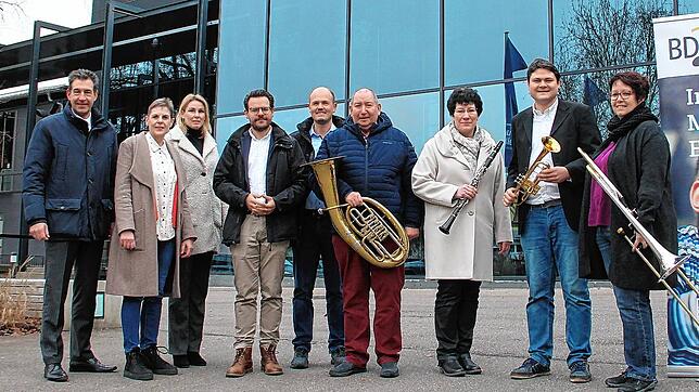 Sie freuen sich jetzt schon auf das Treffen junger Blasmusiker 2027 in Donaueschingen (von links): Oberbürgermeister Erik Pauly, Kerstin ...
