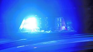 Ein Blaulicht leuchtet auf einem Einsatzfahrzeuge der Polizei. (Symbolbild)