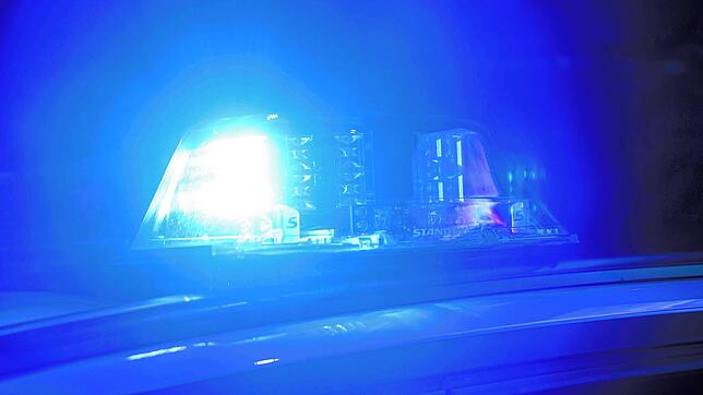 Ein Blaulicht leuchtet auf einem Einsatzfahrzeuge der Polizei. (Symbolbild)