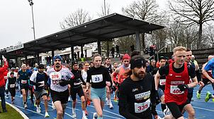 Auf geht‘s: Das Foto zeigt den Start des Halbmarathons und des Hobbylaufs im Rheinfelder Europastadion. Erneut haben viele Schweizer am ...