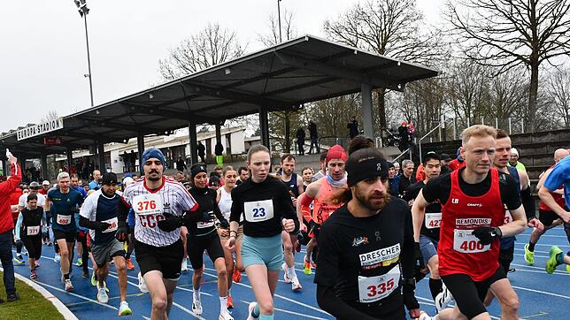 Auf geht‘s: Das Foto zeigt den Start des Halbmarathons und des Hobbylaufs im Rheinfelder Europastadion. Erneut haben viele Schweizer am ...