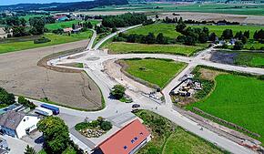 Das Luftbild zeigt den Baufortschritt beim Kreisverkehr Dürrheimer Straße/Ziegelhof. Die Randeinfassungen sind gesetzt, die ...