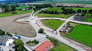 Das Luftbild zeigt den Baufortschritt beim Kreisverkehr Dürrheimer Straße/Ziegelhof. Die Randeinfassungen sind gesetzt, die ...