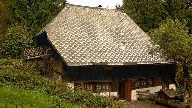 Das historische Heidenschlössle duckt sich an den Hang – ein Refugium mitten in der Natur. Der Vorplatz wurde im Jahr 2014 erneuert und ...