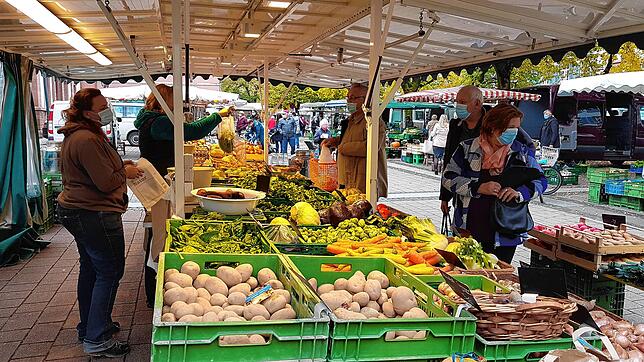 Ab Samstag gilt auf allen Märkten im Landkreis Lörrach, wie hier schon seit einigen Wochen auf dem Markt in Schopfheim, Maskenpflicht.