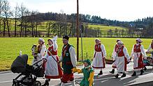 Der Winterspürer Narrenverein und die Hopfenzunft eröffneten mit einer kleinen Abordnung den Jubiläumsumzug. Die meisten Mitglieder ...