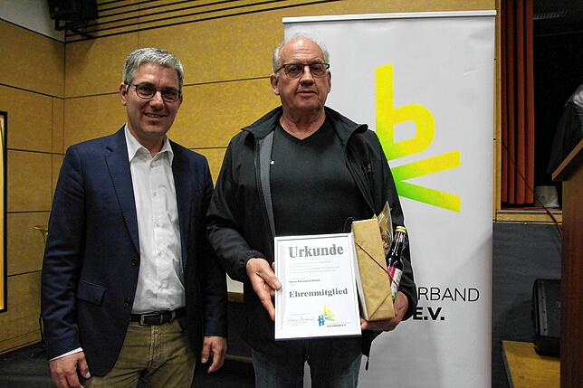 Verbandsvizepräsident Ralf Eckert ernannte Bernhard Pfister (Stadtmusik Laufenburg) zum Ehrenmitglied.
